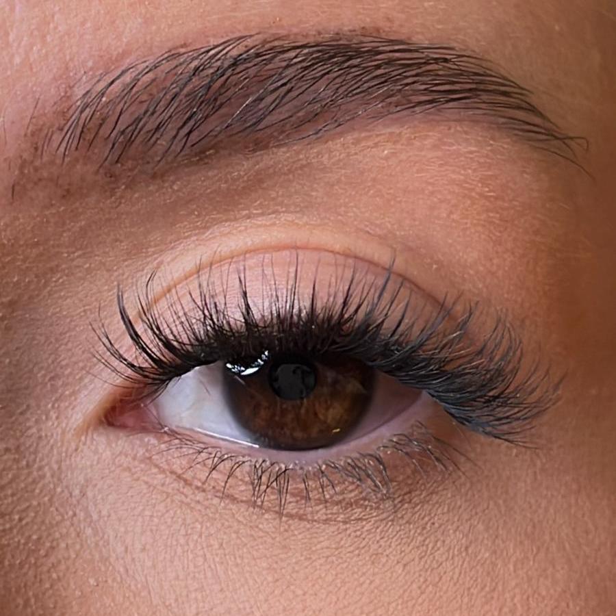 Pre-Glued Lash Clusters – Ivy (Wispy Volume)