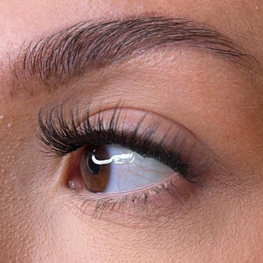 Pre-Glued Lash Clusters – Ivy (Wispy Volume)